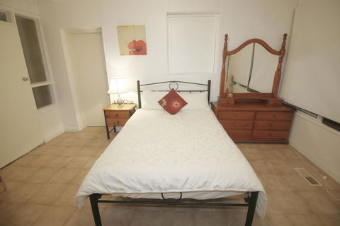 Sunny House - Melbourne Airport Home - ACT Tourism 3