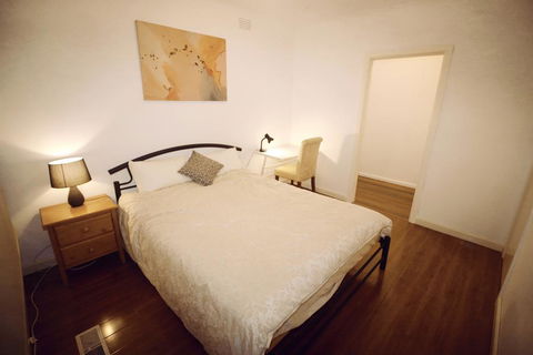 Sunny House - Melbourne Airport Home - ACT Tourism 0