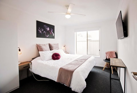 Sunny Shackell - Echuca Moama Holiday Accommodation - ACT Tourism 0