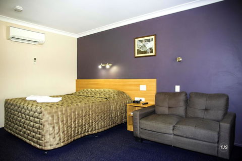 SunPalms Motel - ACT Tourism 0