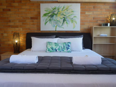 Sunseeker Motel - ACT Tourism 0