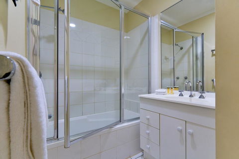 Sunset Waters Apartments - ACT Tourism 3