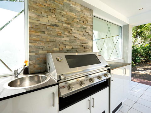 Super Sized Family Retreat With A Pool - ACT Tourism 3