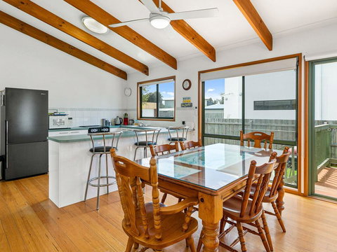 Surf Rest'n Bay - ACT Tourism 3