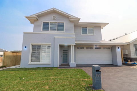 Surfers Paradise At Catherine Hill Bay - ACT Tourism 1