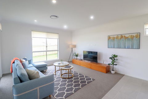 Surfers Paradise At Catherine Hill Bay - ACT Tourism 3