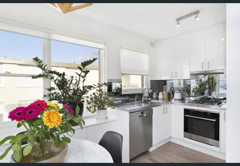 SurfSide Escape In Coogee - ACT Tourism 0