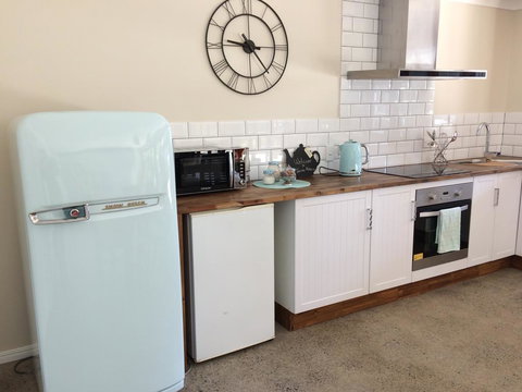 TAKURA HEIGHTS Modern Country Apartment With Pool Access - ACT Tourism 3