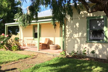 Tarndwarncoort - Farmer's Cottage with ACT Tourism