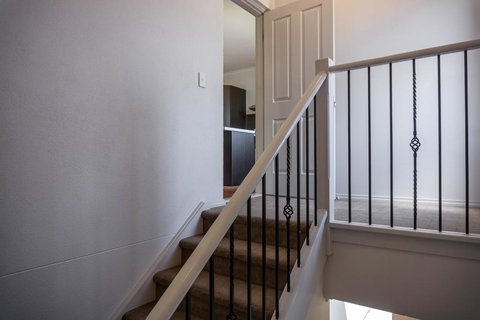 Tasha's Apartments On Kerry - ACT Tourism 3