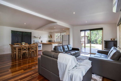 Tasman Surf House - So Close To The Beach - ACT Tourism 3