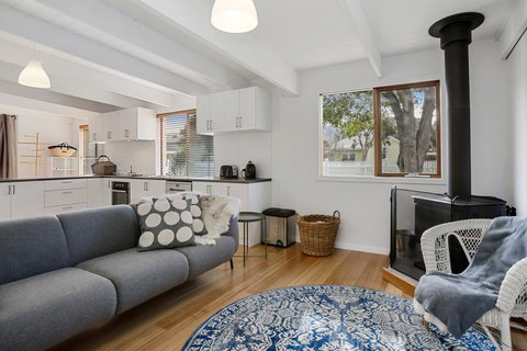 THE ASHMAN HOUSE - Modern And Close To Town - ACT Tourism 1