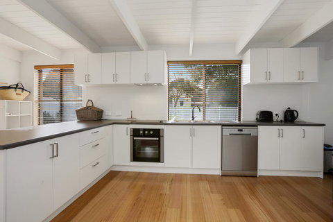 THE ASHMAN HOUSE - Modern And Close To Town - ACT Tourism 2