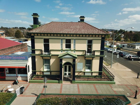 The Bank Guesthouse Glen Innes - ACT Tourism 0