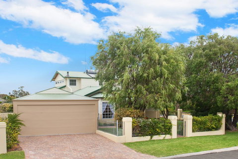 The Beach Retreat - ACT Tourism 1