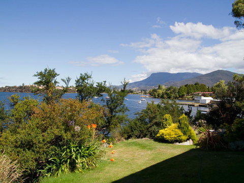 Derwent Retreat - ACT Tourism 22