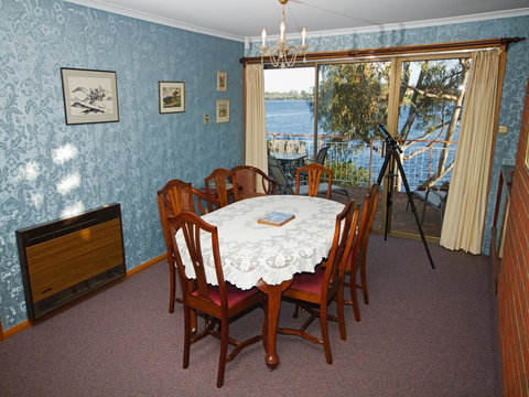 Derwent Retreat - ACT Tourism 13