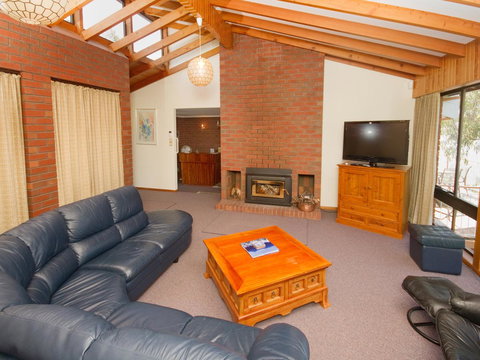 Derwent Retreat - ACT Tourism 9