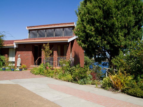 Derwent Retreat - ACT Tourism 1