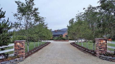 Hazelcreek Cottages - ACT Tourism 6