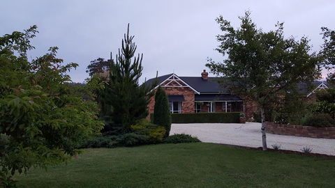 Hazelcreek Cottages - ACT Tourism 3