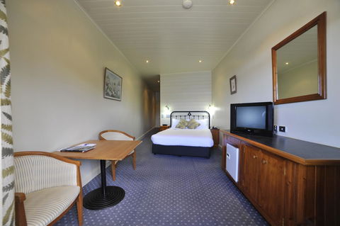 Strahan Village - ACT Tourism 19