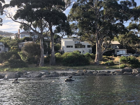 Beachside Taroona With Spa - ACT Tourism 20