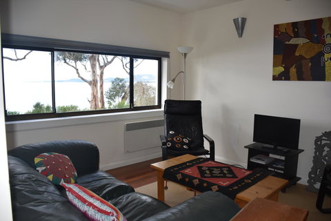 Beachside Taroona With Spa - ACT Tourism 6