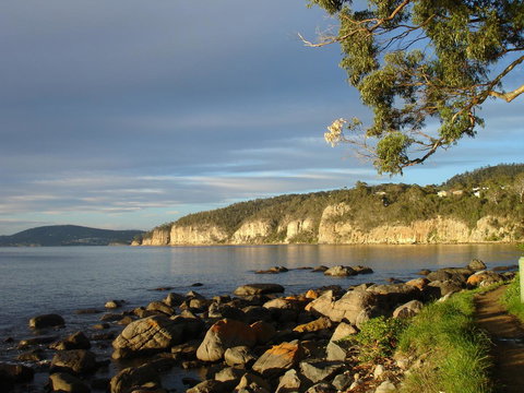 Beachside Taroona With Spa - ACT Tourism 24
