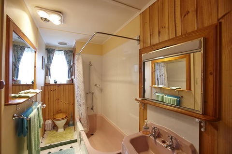 Blue Wren Riverside Cottage - ACT Tourism 21