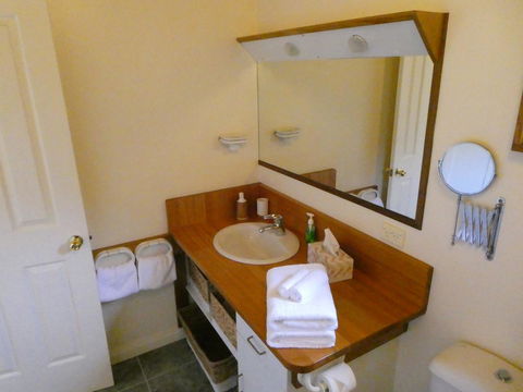 Osprey Lodge & Bungalow - ACT Tourism 22