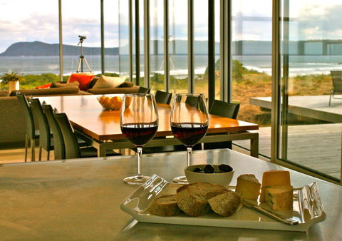 Cloudy Bay Beach House - ACT Tourism 21