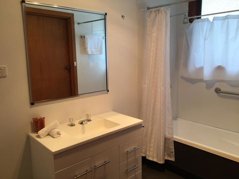 Regatta Point Tavern & Holiday Villas - ACT Tourism 3