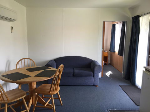 Regatta Point Tavern & Holiday Villas - ACT Tourism 21