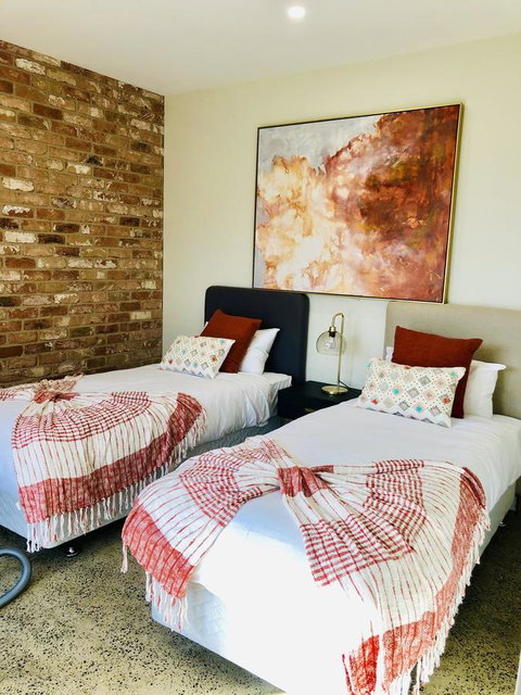 EMBRACING EVANDALE - Hosted By L'Abode Accommodation - ACT Tourism 4