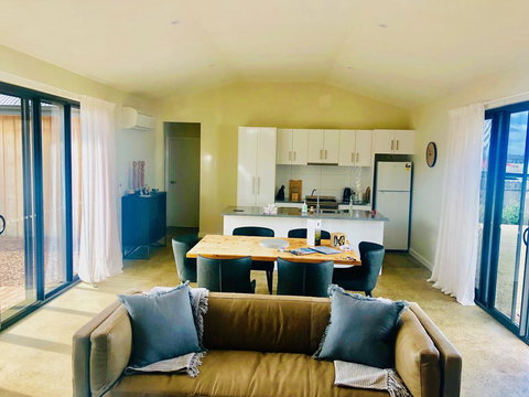 EMBRACING EVANDALE - Hosted By L'Abode Accommodation - ACT Tourism 2