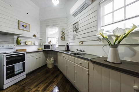 Touchwood Cottages - ACT Tourism 12