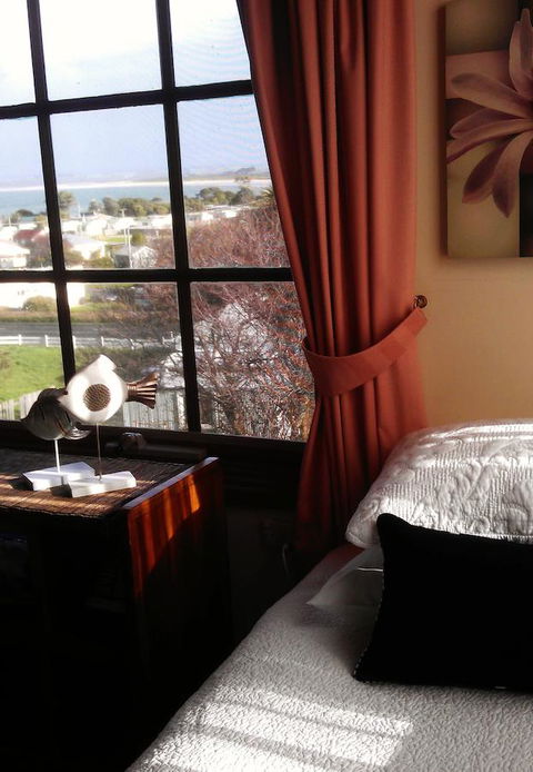 Touchwood Cottages - ACT Tourism 24