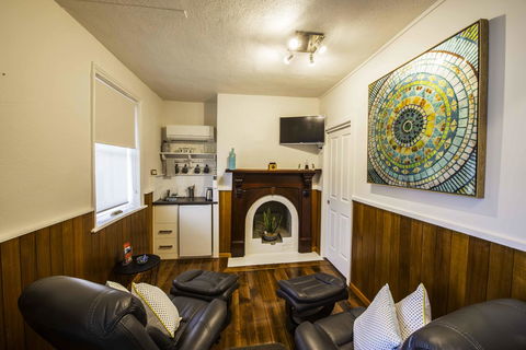 Touchwood Cottages - ACT Tourism 9