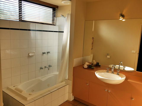 Lorne Surf Apartments - ACT Tourism 24