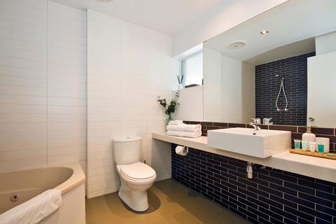 Lorne Bay View Motel - ACT Tourism 8