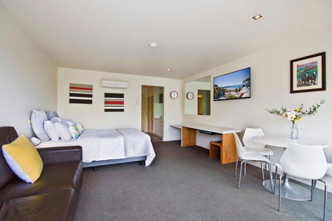 Lorne Bay View Motel - ACT Tourism 24