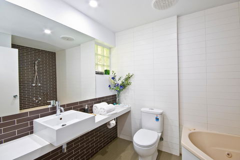 Lorne Bay View Motel - ACT Tourism 17