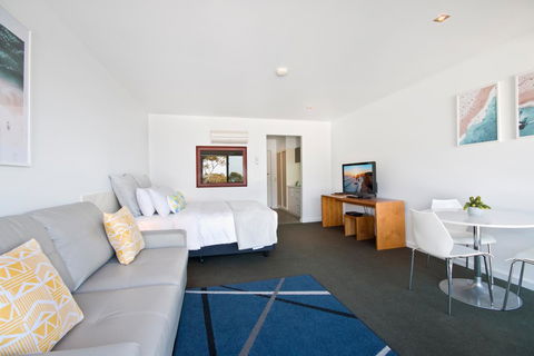 Lorne Bay View Motel - ACT Tourism 10