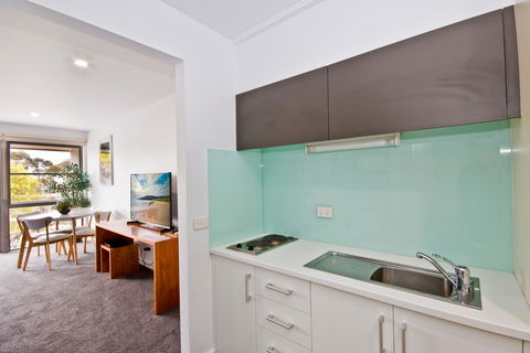 Lorne Bay View Motel - ACT Tourism 16
