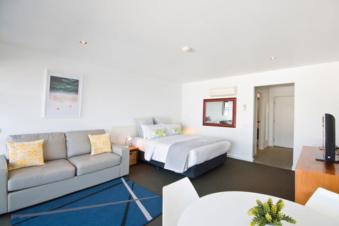 Lorne Bay View Motel - ACT Tourism 11