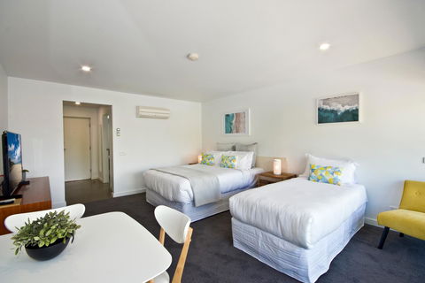 Lorne Bay View Motel - ACT Tourism 31