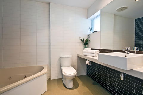 Lorne Bay View Motel - ACT Tourism 6
