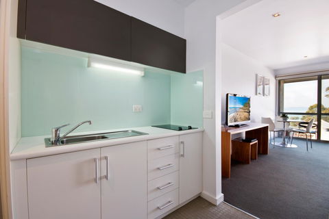 Lorne Bay View Motel - ACT Tourism 7