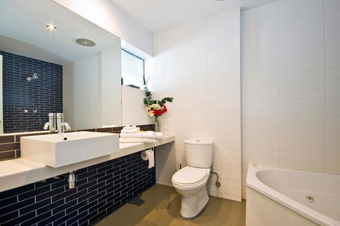 Lorne Bay View Motel - ACT Tourism 5
